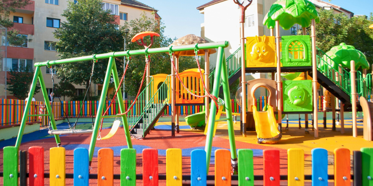 Amenajare complex de joaca exterior Primaria Zalau, Salaj Amenajare complex de joaca exterior Primaria Zalau, Salaj