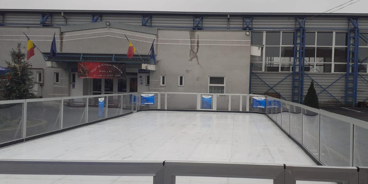 Patinoarul ecologic din incinta Primariei Santandrei