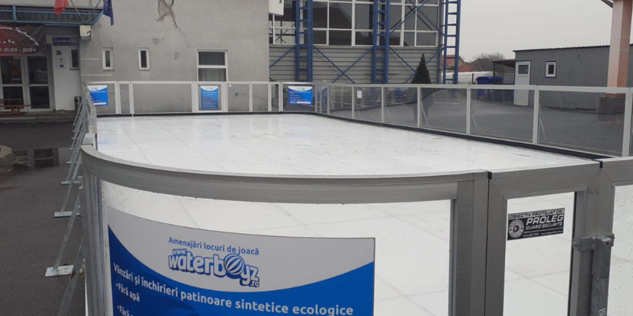 Patinoarul ecologic din incinta Primariei Santandrei
