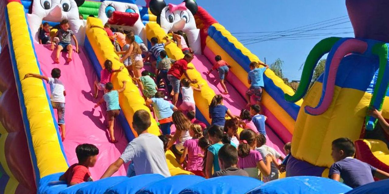 Gonflabil profesional de mari dimensiuni utilizat într-o zonă pentru copii cu trafic intens în cadrul unui festival urban dedicat familiilor și comunității. Gonflabil profesional de mari dimensiuni utilizat într-o zonă pentru copii cu trafic intens în cadrul unui festival urban dedicat familiilor și comunității.