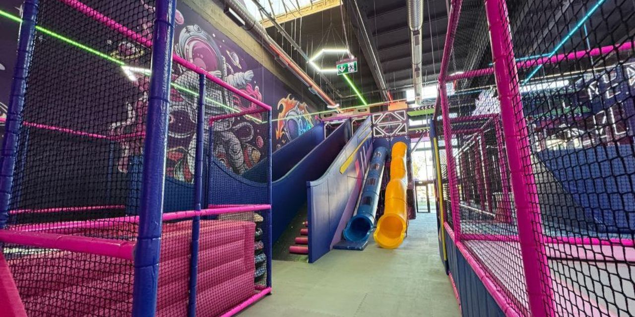 Amenajare completă de loc de joacă de interior cu design futurist, proiectat pentru trafic intens Amenajare completă de loc de joacă de interior cu design futurist, proiectat pentru trafic intens