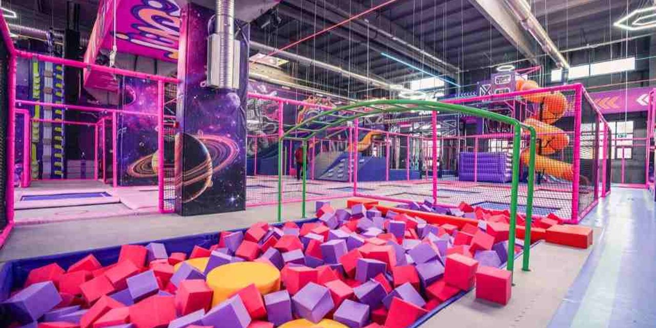 Amenajare completă de loc de joacă de interior conceput pentru trafic intens, cu design futurist Amenajare completă de loc de joacă de interior conceput pentru trafic intens, cu design futurist