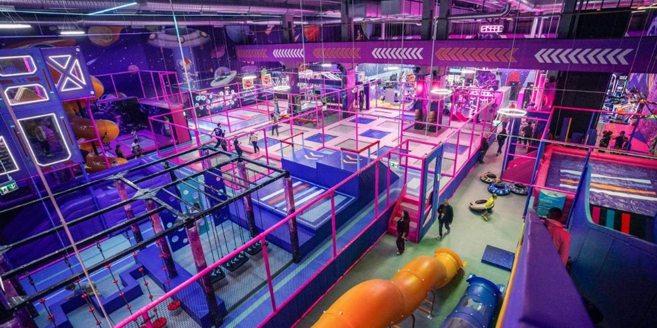 Amenajare completă de loc de joacă de interior cu trafic intens și design futurist Amenajare completă de loc de joacă de interior cu trafic intens și design futurist