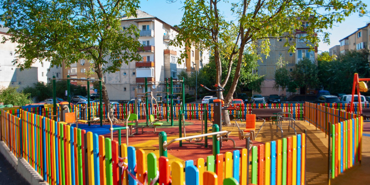 Amenajare complex de joaca exterior Primaria Zalau, Salaj Amenajare complex de joaca exterior Primaria Zalau, Salaj