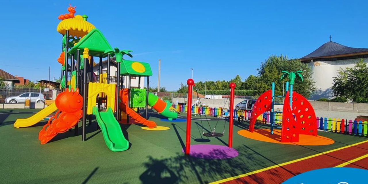 Arranging playground for outdoor Poppy's Playground Micesti, Alba Iulia Arranging playground for outdoor Poppy's Playground Micesti, Alba Iulia