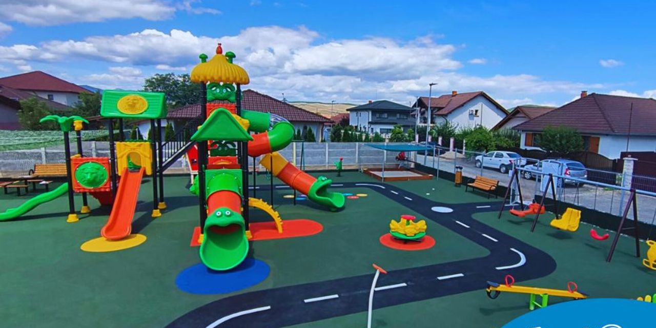 Arranging playground for outdoor Poppy's Playground Micesti, Alba Iulia Arranging playground for outdoor Poppy's Playground Micesti, Alba Iulia