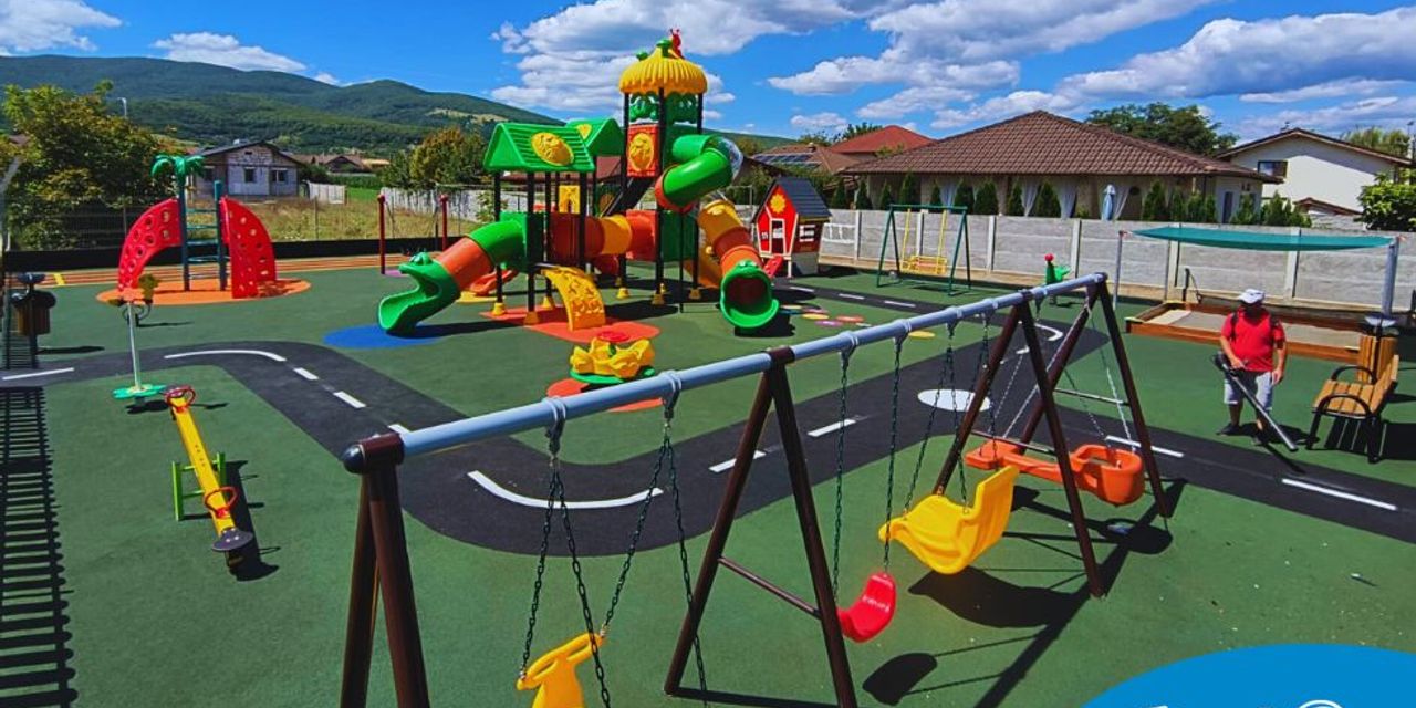Arranging playground for outdoor Poppy's Playground Micesti, Alba Iulia Arranging playground for outdoor Poppy's Playground Micesti, Alba Iulia