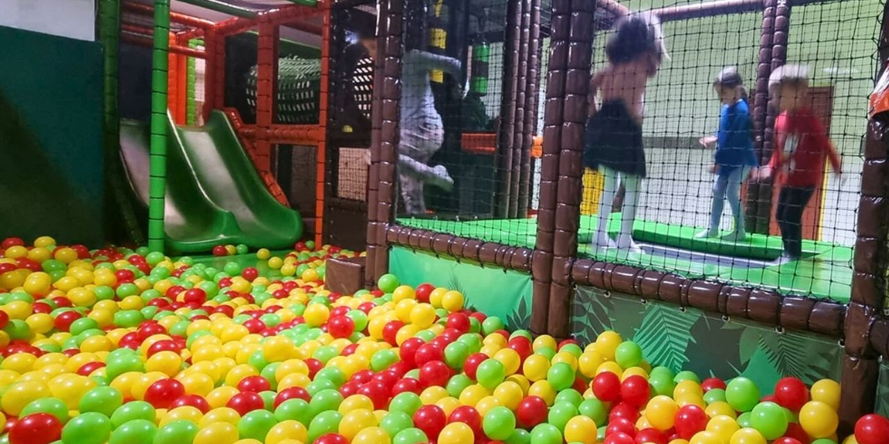 Amenajare loc de joaca de interior KidsClub Softplay, Comănești | Waterboyz Amenajare loc de joaca de interior KidsClub Softplay, Comănești | Waterboyz