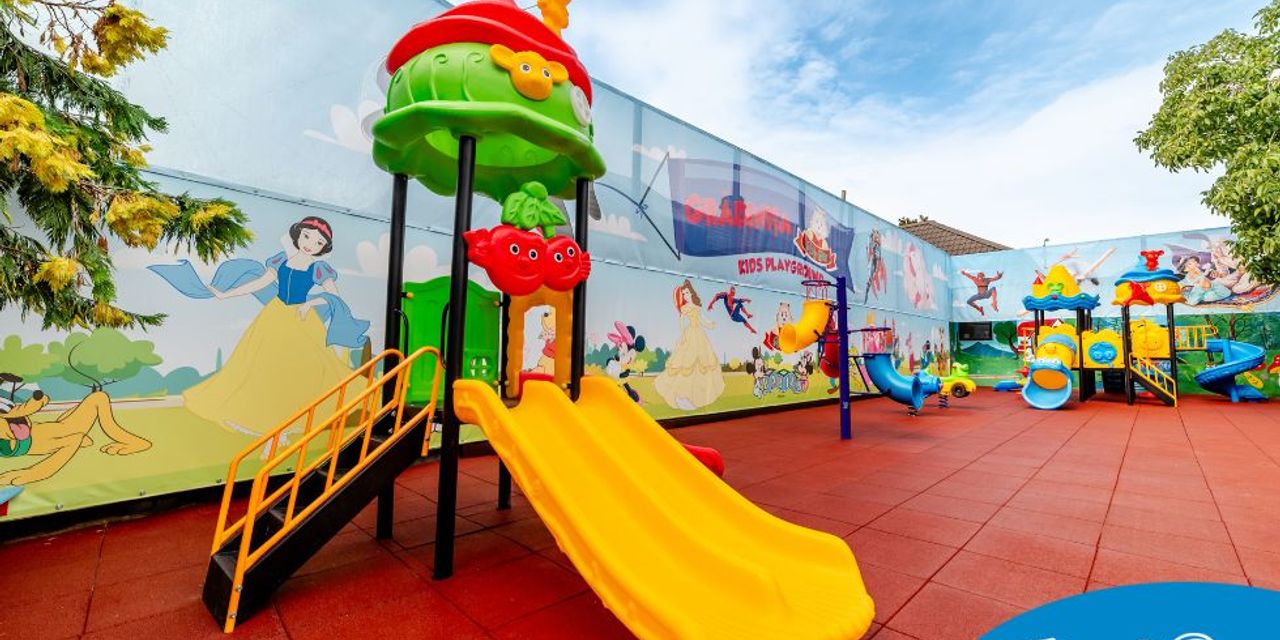 Tobogan și echipamente de joacă pentru copii într-un loc de joacă școlar cu suprafață de impact din cauciuc Tobogan și echipamente de joacă pentru copii într-un loc de joacă școlar cu suprafață de impact din cauciuc