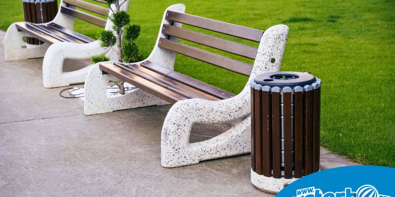 Bănci urbane și coșuri de gunoi amplasate într-un parc rezidențial modern cu spații verzi și alei pietonale. Bănci urbane și coșuri de gunoi amplasate într-un parc rezidențial modern cu spații verzi și alei pietonale.