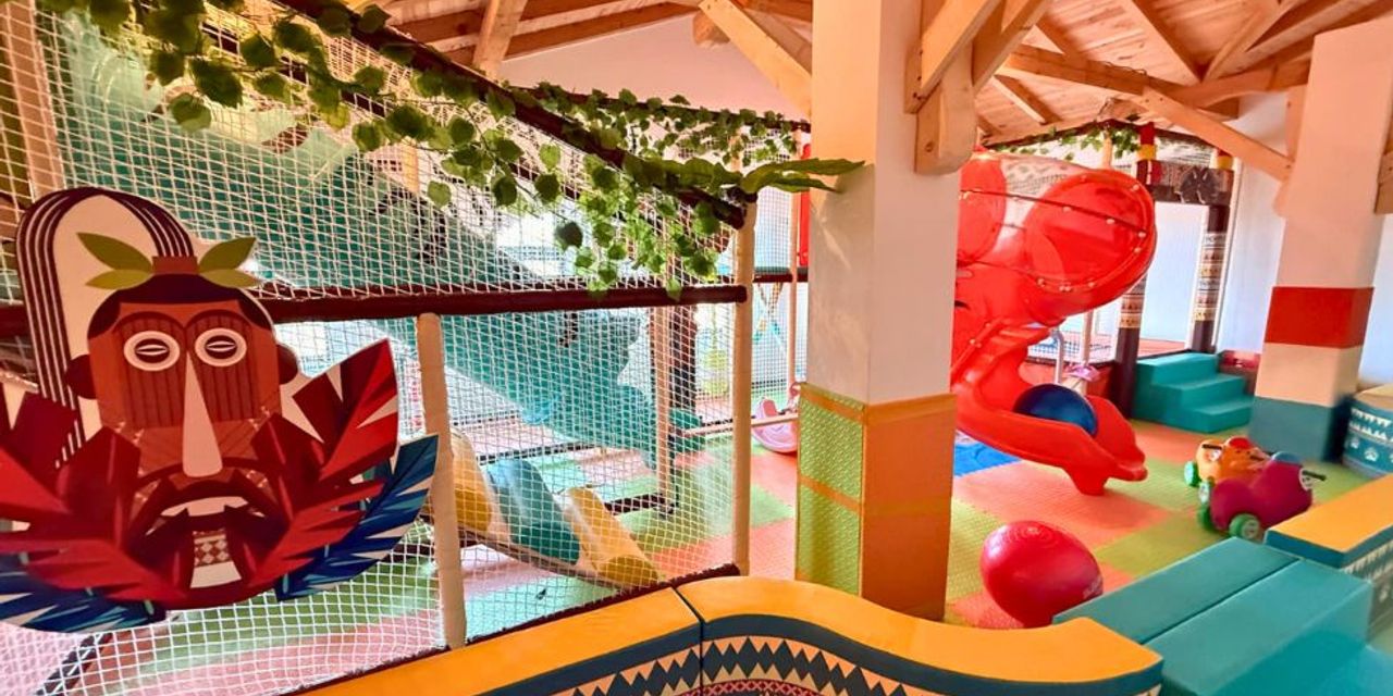 Club Vila Bran inaugurează un nou loc de joacă interior amenajat de Waterboyz Club Vila Bran inaugurează un nou loc de joacă interior amenajat de Waterboyz