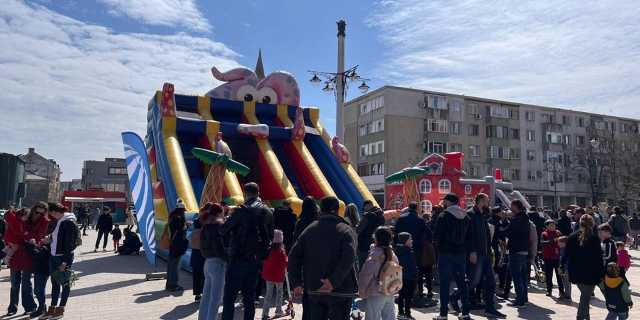 Gonflabile amplasate într-o zonă dedicată copiilor în cadrul unui eveniment organizat cu ocazia Zilelor Orașului. Gonflabile amplasate într-o zonă dedicată copiilor în cadrul unui eveniment organizat cu ocazia Zilelor Orașului.
