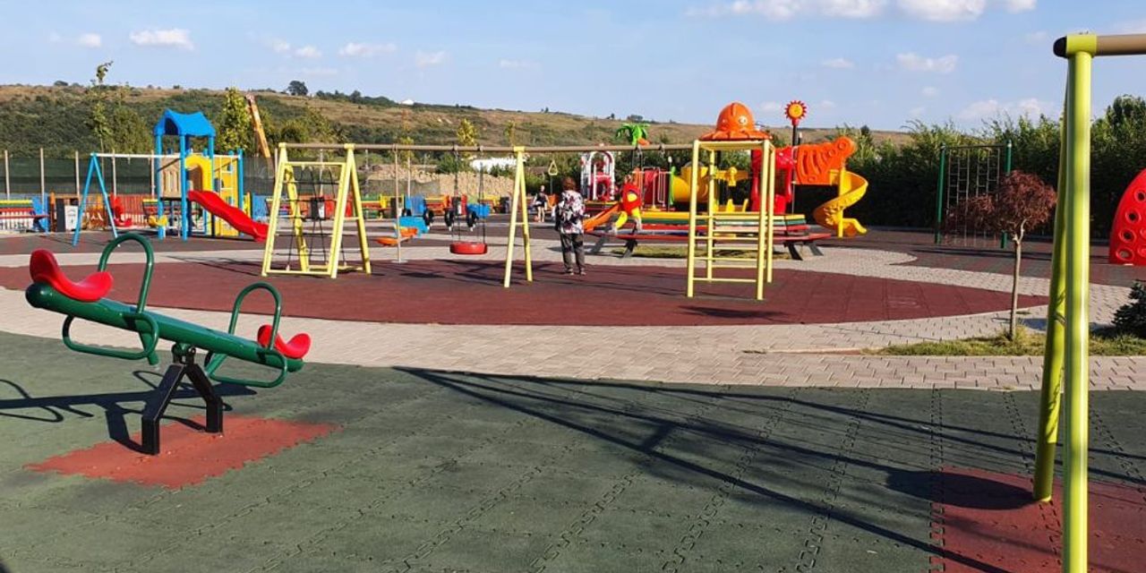 loc de joaca de exterior cartierul visoianu iasi 2 5 loc de joaca de exterior cartierul visoianu iasi 2 5