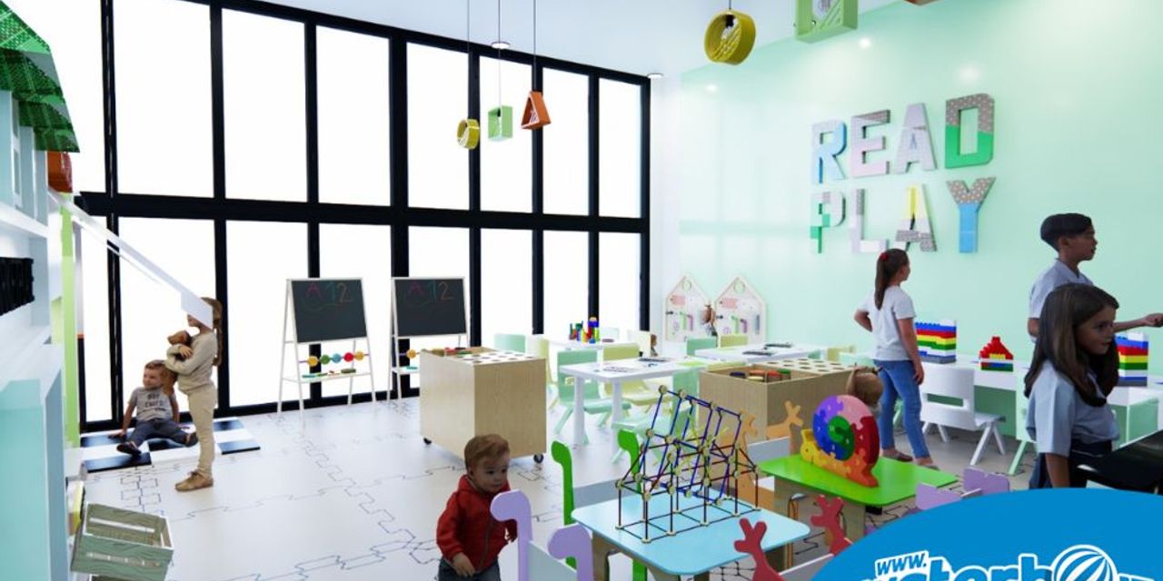 Spațiu educațional și recreativ integrat &icirc;ntr-un loc de joacă de interior, conceput pentru &icirc;nvățare, explorare și dezvoltarea copiilor.