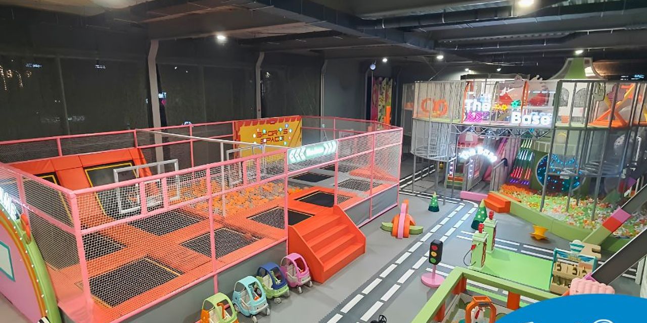 Loc de joacă indoor The Base din Valu lui Traian, Constanța, cu zonă de trambuline, traseu auto pentru copii și complex de joacă pe mai multe niveluri. Loc de joacă indoor The Base din Valu lui Traian, Constanța, cu zonă de trambuline, traseu auto pentru copii și complex de joacă pe mai multe niveluri.