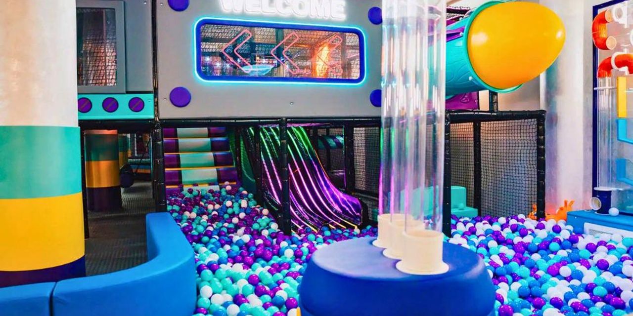 Structură modulară de joacă cu tobogane LED și piscină cu bile în cadrul proiectului Zuzu Planet Tulcea. Structură modulară de joacă cu tobogane LED și piscină cu bile în cadrul proiectului Zuzu Planet Tulcea.