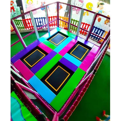 Trambulina modulara elastica pentru interior cu 4 locuri Junior, 400x396x200 cm, 3-12 ani