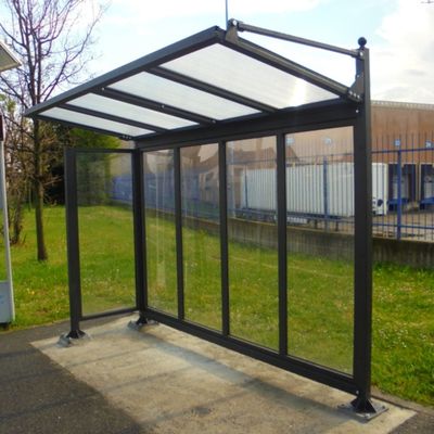 Statie autobuz cu un perete lateral Visit