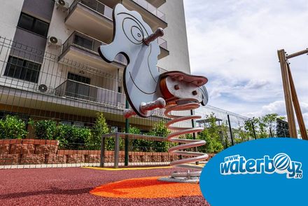 Balansoarele de joacă: confort și relaxare pentru cei mici 