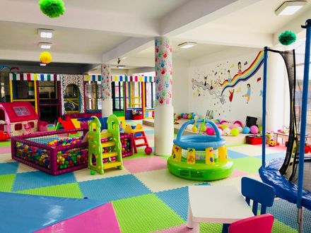  In asteptarea toamnei cu un loc de joaca de interior