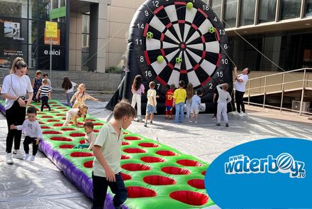  Idei de activități cu echipamente gonflabile pentru copii 