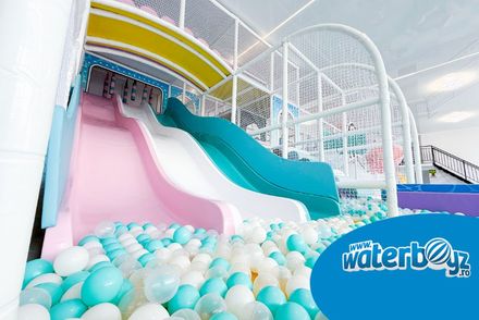 Top activități interactive și educative pentru copii într-un loc de joacă indoor