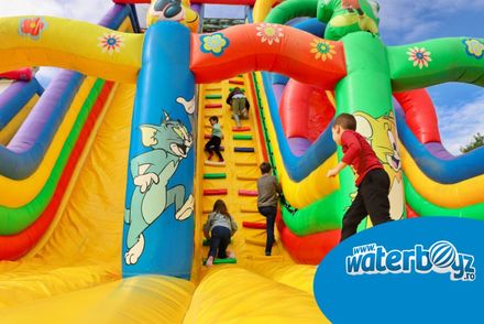 Organizează o petrecere memorabilă cu ajutorul unui tobogan gonflabil mare