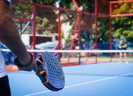 Teren de padel: dimensiuni, suprafață necesară și cerințe pentru amenajare