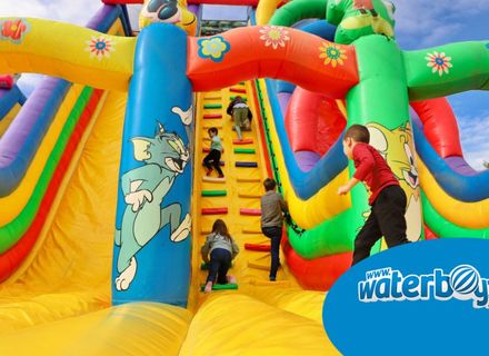 Organizează o petrecere memorabilă cu ajutorul unui tobogan gonflabil mare