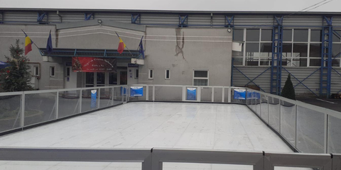 Patinoarul ecologic din incinta Primariei Santandrei
