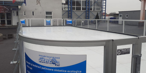 Patinoarul ecologic din incinta Primariei Santandrei