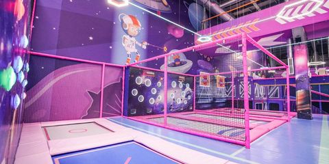 Amenajare completă de loc de joacă de interior cu trambuline pentru trafic intens și design futurist Amenajare completă de loc de joacă de interior cu trambuline pentru trafic intens și design futurist