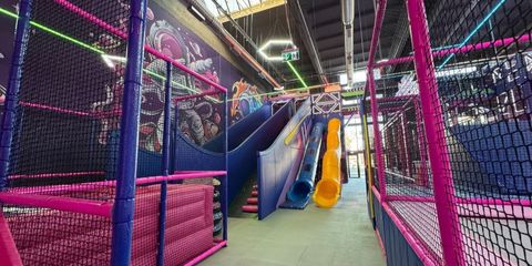 Amenajare completă de loc de joacă de interior cu design futurist, proiectat pentru trafic intens Amenajare completă de loc de joacă de interior cu design futurist, proiectat pentru trafic intens