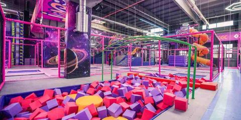 Amenajare completă de loc de joacă de interior conceput pentru trafic intens, cu design futurist Amenajare completă de loc de joacă de interior conceput pentru trafic intens, cu design futurist