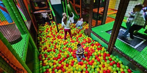Amenajare loc de joaca de interior KidsClub Softplay, Comănești | Waterboyz Amenajare loc de joaca de interior KidsClub Softplay, Comănești | Waterboyz