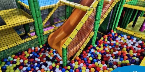 Piscină cu bile de interior pentru copii, dotată cu mini-tobogan cu două piste pentru joacă și distracție
