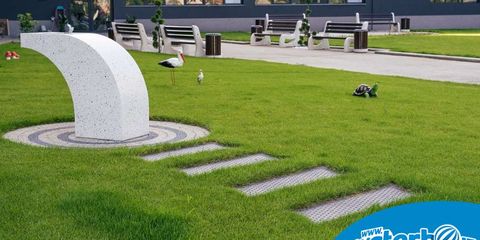 Cișmea urbană amplasată într-un parc rezidențial modern, cu spații verzi, alei pietonale și mobilier urban. Cișmea urbană amplasată într-un parc rezidențial modern, cu spații verzi, alei pietonale și mobilier urban.