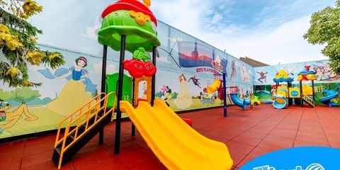 Dale de cauciuc colorate pentru amenajarea unui loc de joacă la grădiniță Dale de cauciuc colorate pentru amenajarea unui loc de joacă la grădiniță