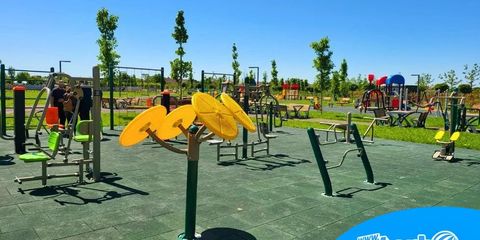 Parc de fitness în aer liber cu pardoseală din dale de cauciuc Parc de fitness în aer liber cu pardoseală din dale de cauciuc