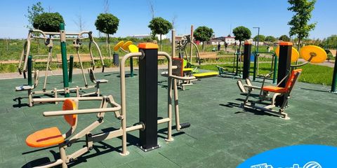 Zonă de fitness exterior cu pardoseală elastică din cauciuc Zonă de fitness exterior cu pardoseală elastică din cauciuc