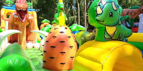 Parcurs gonflabil cu dinozauri pentru petreceri de copii și evenimente de familie Parcurs gonflabil cu dinozauri pentru petreceri de copii și evenimente de familie
