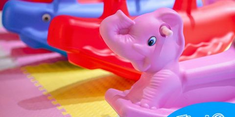 Loc de joacă pentru copii mici pe o terasă HoReCa, cu balansoare în formă de animale și echipamente soft play. Loc de joacă pentru copii mici pe o terasă HoReCa, cu balansoare în formă de animale și echipamente soft play.