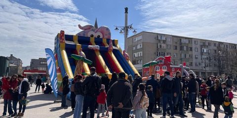 Gonflabile amplasate într-o zonă dedicată copiilor în cadrul unui eveniment organizat cu ocazia Zilelor Orașului. Gonflabile amplasate într-o zonă dedicată copiilor în cadrul unui eveniment organizat cu ocazia Zilelor Orașului.