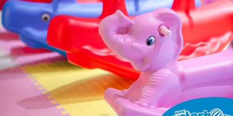 Zonă de joacă pentru copii mici (0-3 ani), dotată cu balansoare în formă de animăluțe colorate, ideală pentru restaurante, hoteluri și pensiuni care primesc familii cu copii. Zonă de joacă pentru copii mici (0-3 ani), dotată cu balansoare în formă de animăluțe colorate, ideală pentru restaurante, hoteluri și pensiuni care primesc familii cu copii.