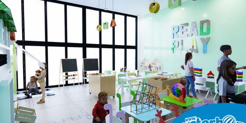 Spațiu educațional și recreativ integrat &icirc;ntr-un loc de joacă de interior, conceput pentru &icirc;nvățare, explorare și dezvoltarea copiilor.