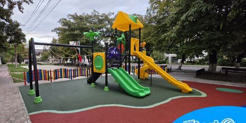 Complex de joacă pentru exterior cu tobogane de diferite forme și dimensiuni, instalat în municipiul Călărași. Complex de joacă pentru exterior cu tobogane de diferite forme și dimensiuni, instalat în municipiul Călărași.