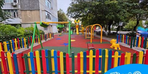 Leagăne duble și cvadruple pentru copii, amplasate într-un loc de joacă de exterior amenajat de Waterboyz România. Leagăne duble și cvadruple pentru copii, amplasate într-un loc de joacă de exterior amenajat de Waterboyz România.
