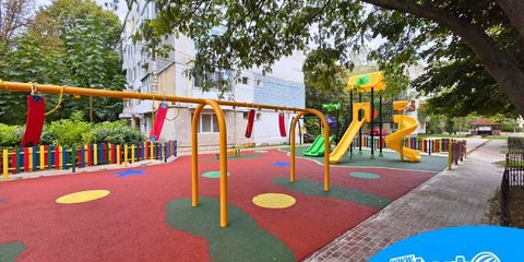 Pardoseală din tartan turnat colorat, cu forme decorative și suprafață elastică de protecție, într-un loc de joacă din Călărași. Pardoseală din tartan turnat colorat, cu forme decorative și suprafață elastică de protecție, într-un loc de joacă din Călărași.