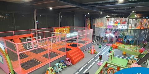 Loc de joacă indoor The Base din Valu lui Traian, Constanța, cu zonă de trambuline, traseu auto pentru copii și complex de joacă pe mai multe niveluri. Loc de joacă indoor The Base din Valu lui Traian, Constanța, cu zonă de trambuline, traseu auto pentru copii și complex de joacă pe mai multe niveluri.