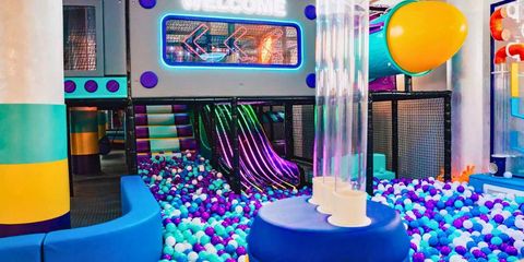 Structură modulară de joacă cu tobogane LED și piscină cu bile în cadrul proiectului Zuzu Planet Tulcea. Structură modulară de joacă cu tobogane LED și piscină cu bile în cadrul proiectului Zuzu Planet Tulcea.
